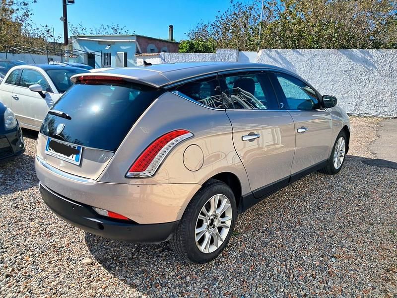 Usata Lancia Delta 120 CV (88 kW) 2011 Argento Utilitaria