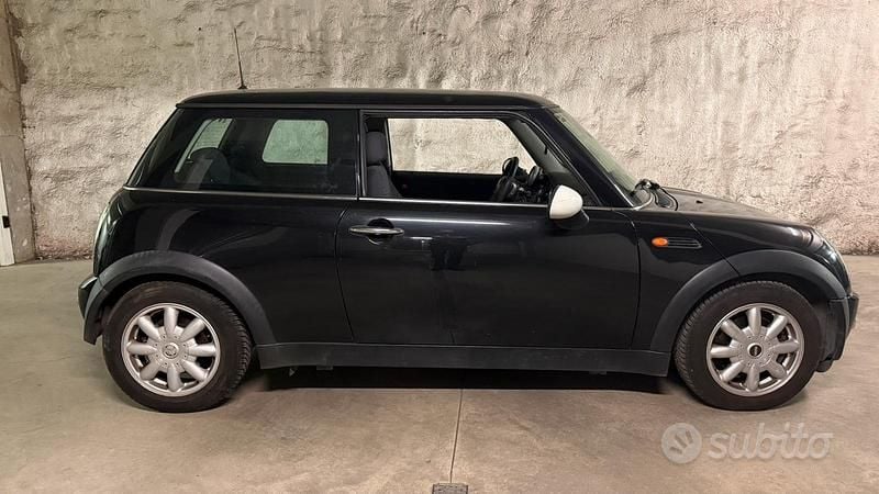 Begagnad Mini ONE 90 HK (66 kW) 2002 Svart Halvkombi
