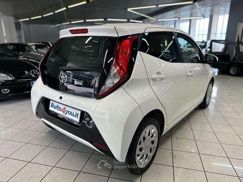 Usata Toyota Aygo 72 CV (52 kW) 2018 Bianco Utilitaria