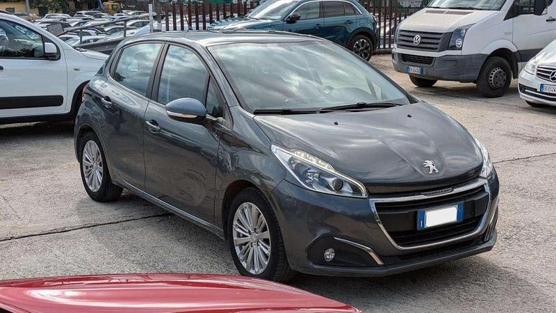 Grigio Usata 2017 Peugeot 208 Due volumi | 6800 € (Buon prezzo) - Immagine 1/4