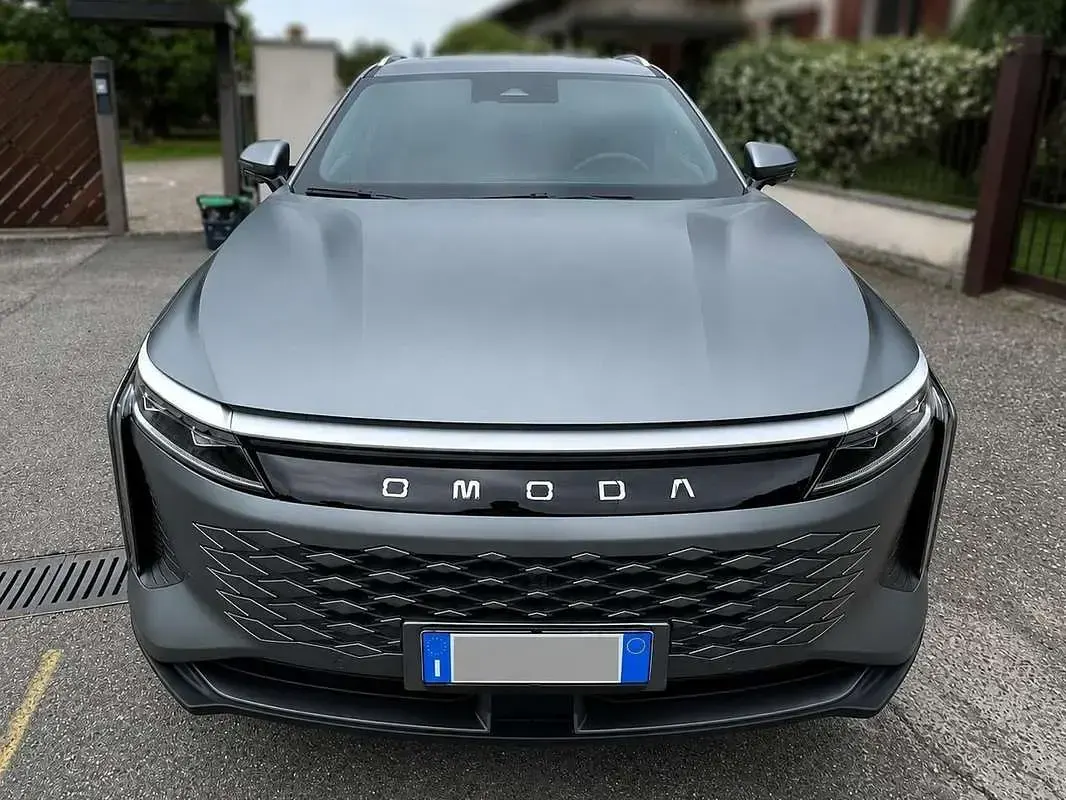 Usata Omoda 9 537 CV (394 kW) 2025 Grigio SUV