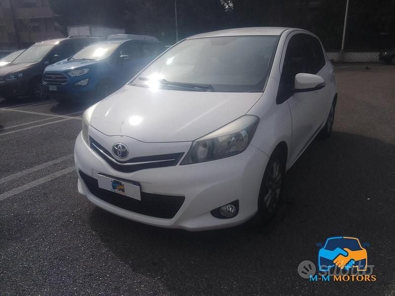 Usata Toyota Yaris Active 69 CV (50 kW) 2014 Bianco Utilitaria