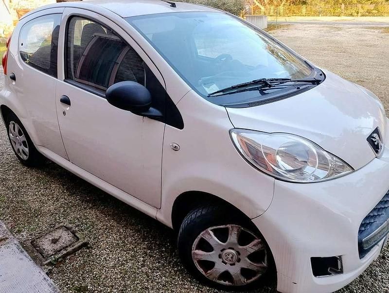 Usata Peugeot 107 Active 68 CV (50 kW) 2009 Bianco Utilitaria