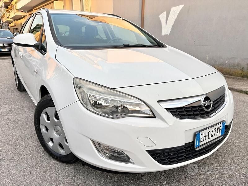 Usata Opel Astra 101 CV (74 kW) 2011 Bianco Station wagon