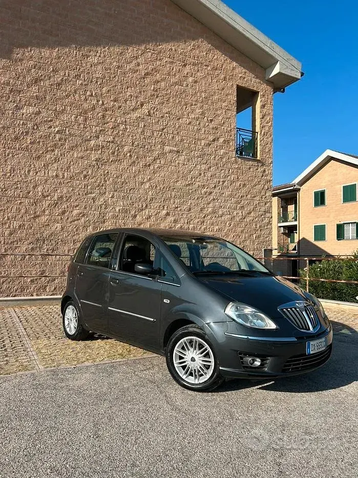Usata Lancia Musa 77 CV (56 kW) 2009 Grigio Monovolume