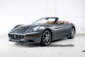Grigio Usata 2010 Ferrari California Cabrio | 109.500 € (Buon prezzo) - Immagine 1/3