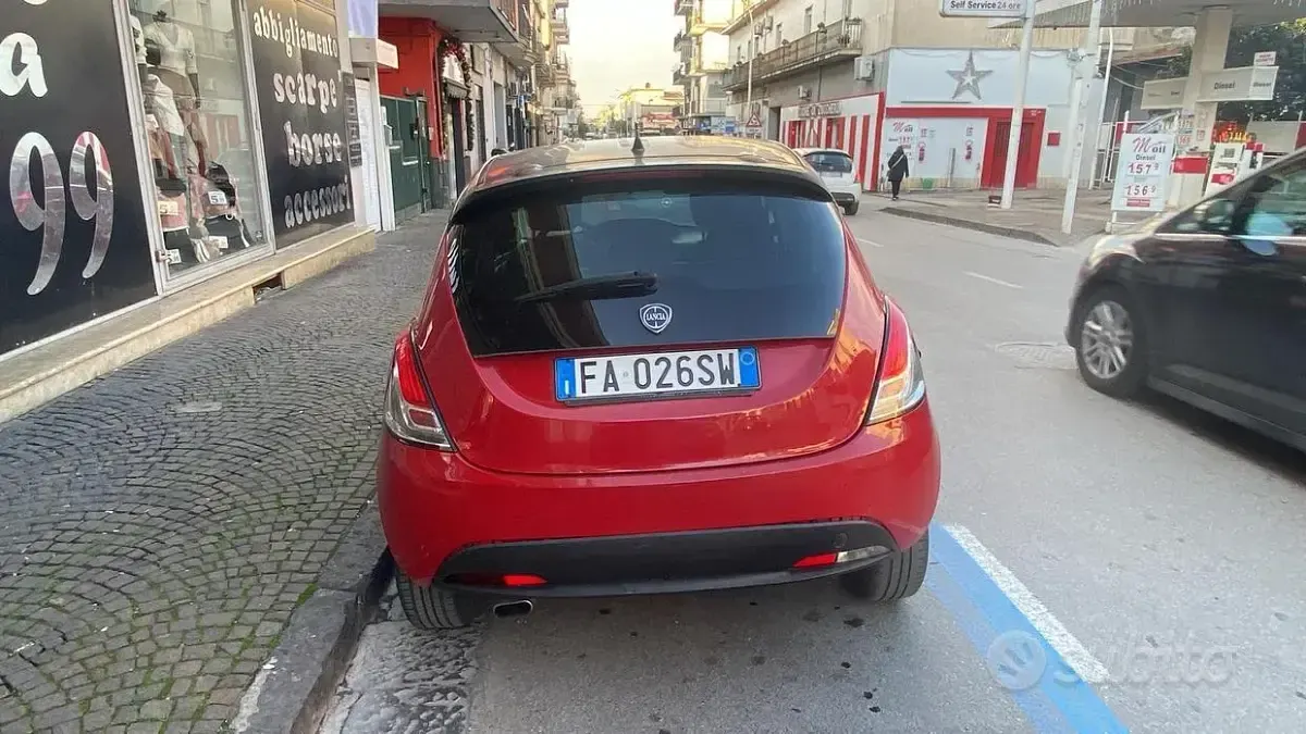Usata Lancia Ypsilon 69 CV (50 kW) 2016 Rosso Utilitaria