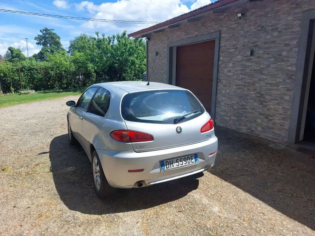 Usata Alfa Romeo 147 120 CV (88 kW) 2007 Argento Utilitaria