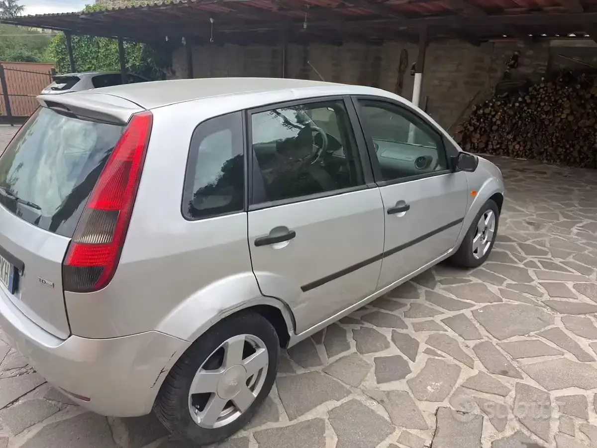 Usata Ford Fiesta 68 CV (50 kW) 2002 Grigio Utilitaria