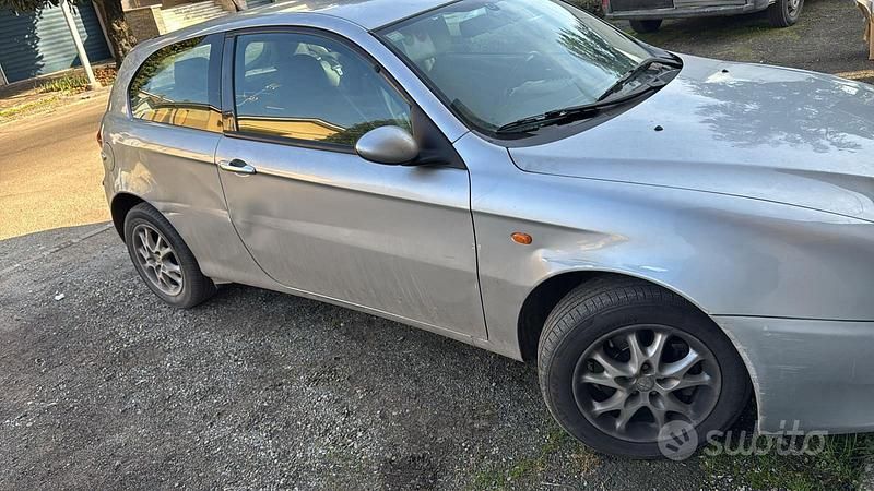 Usata Alfa Romeo 147 105 CV (77 kW) 2000 Grigio Utilitaria