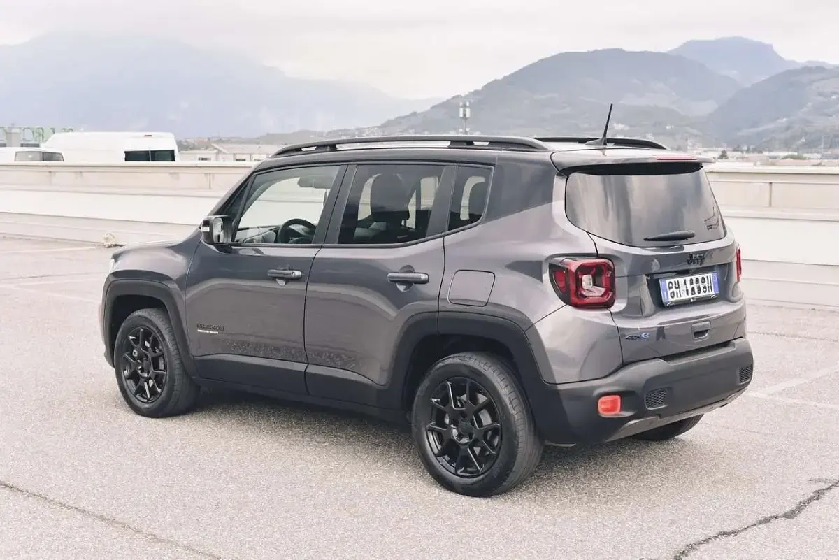 Usata Jeep Renegade Limited 179 CV (131 kW) 2023 Grigio SUV