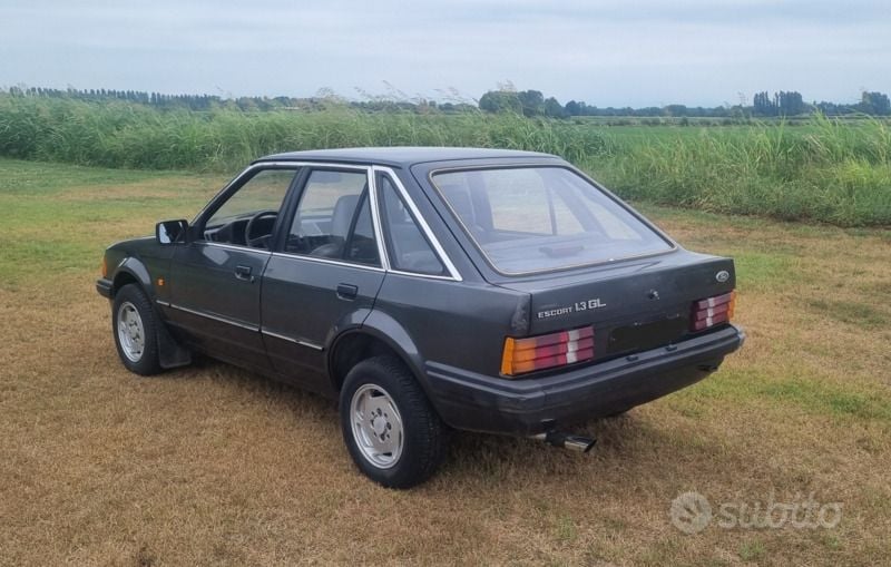 Usata Ford Escort 69 CV (50 kW) 1983 Grigio Berlina