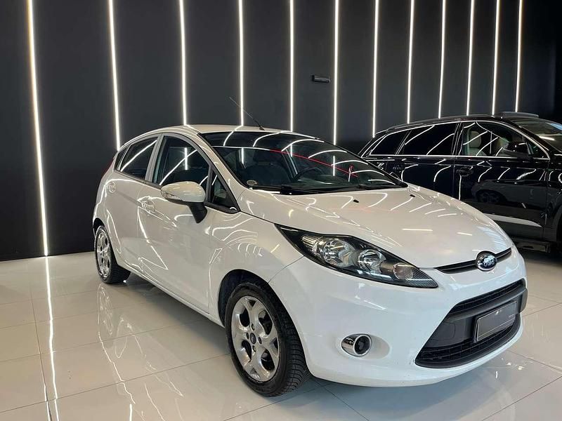 Usata Ford Fiesta 60 CV (44 kW) 2012 Bianco Utilitaria