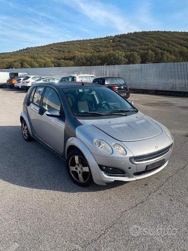 Usado Smart ForFour 75 CV (55 kW) 2006 Gris Utilitario