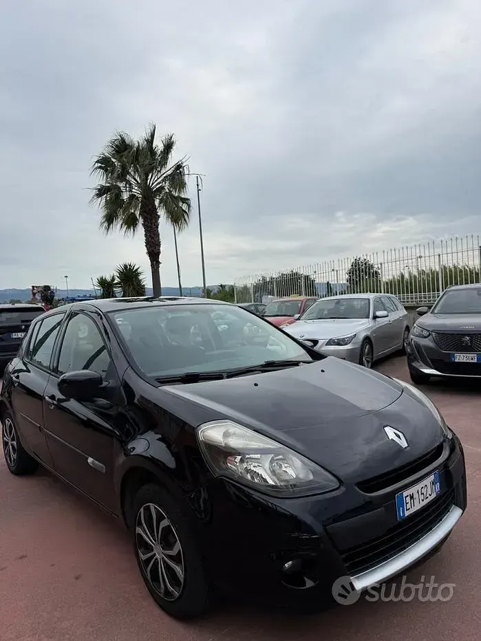 Begagnad Renault Clio IV Dynamique 75 HK (55 kW) 2012 Svart Sedan