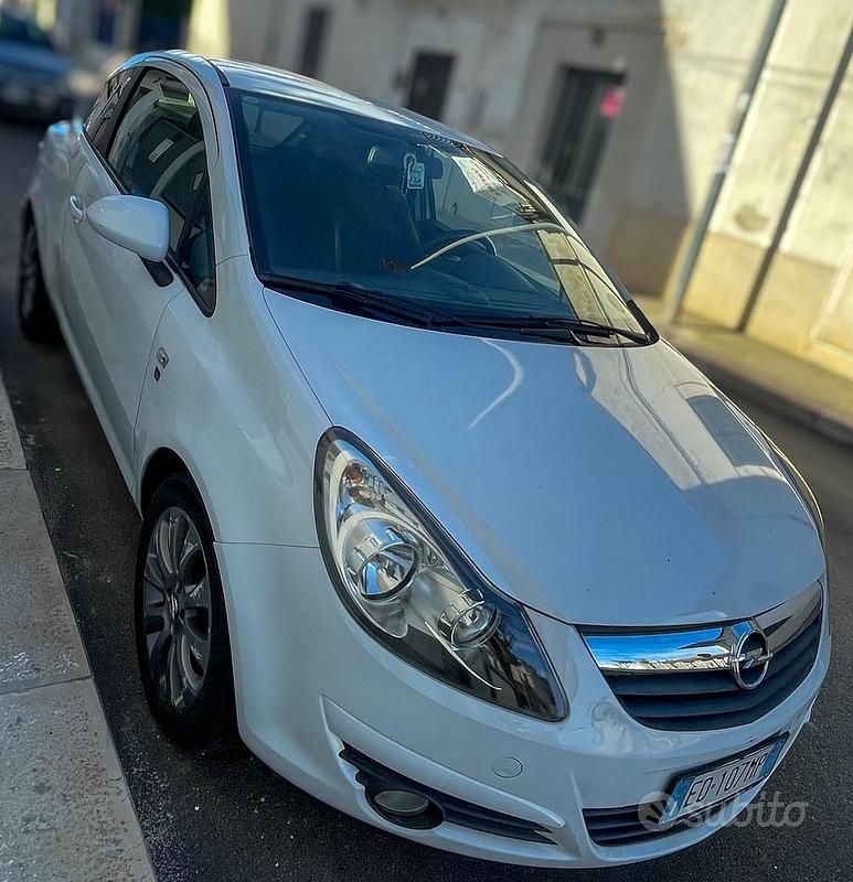 Usata Opel Corsa 65 CV (47 kW) 2010 Bianco Utilitaria