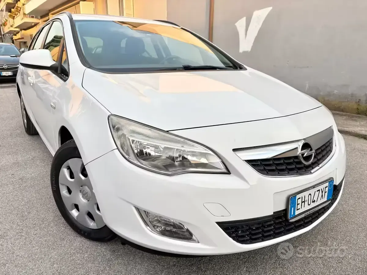 Usata Opel Astra 100 CV (73 kW) 2011 Bianco Station wagon