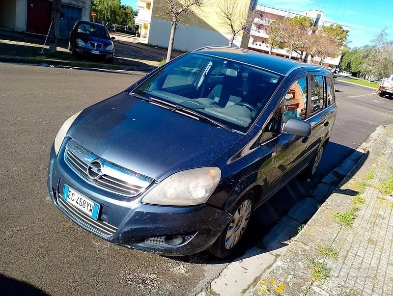 Usata Opel Zafira 2011 Blu Monovolume