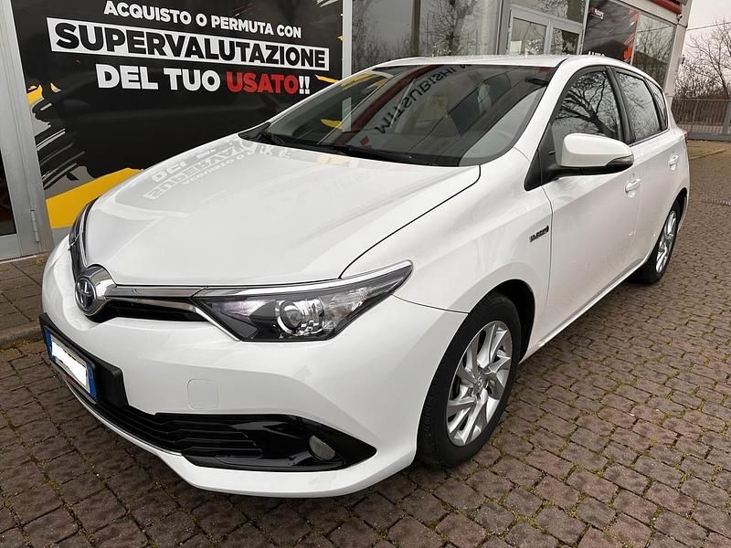 Usata Toyota Auris Hybrid Lounge 99 CV (72 kW) 2016 Bianco Berlina