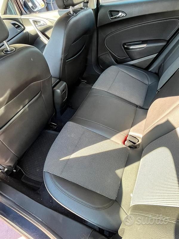 Usata Opel Astra 110 CV (80 kW) 2011 Berlina