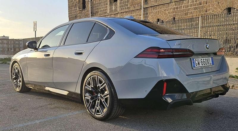 Usata BMW 520 M Sport 197 CV (144 kW) 2024 Grigio Berlina