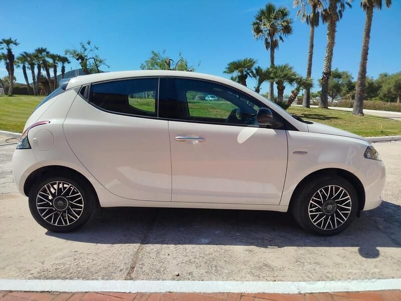 Usata Lancia Ypsilon 69 CV (50 kW) 2024 Bianco Utilitaria