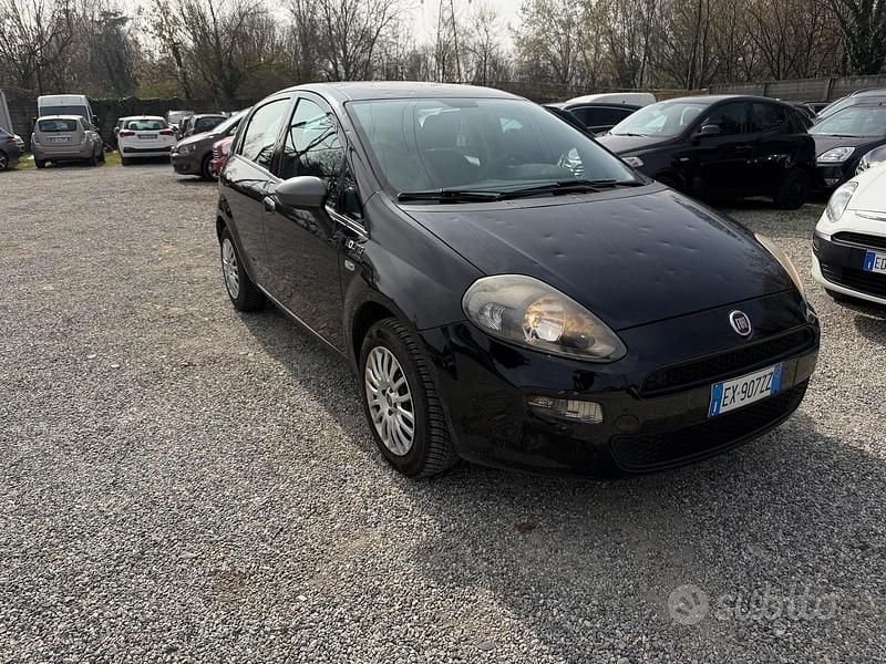 Usata Fiat Punto Lounge 69 CV (50 kW) 2015 Nero Utilitaria