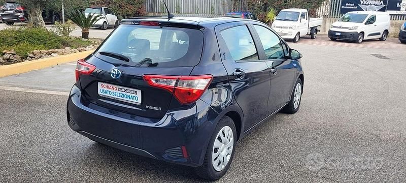 Usata Toyota Yaris Hybrid Cool 73 CV (53 kW) 2019 Blu Berlina