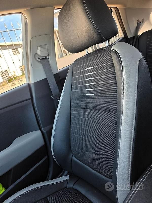 Usata Kia Stonic 120 CV (88 kW) 2020 Bianco SUV