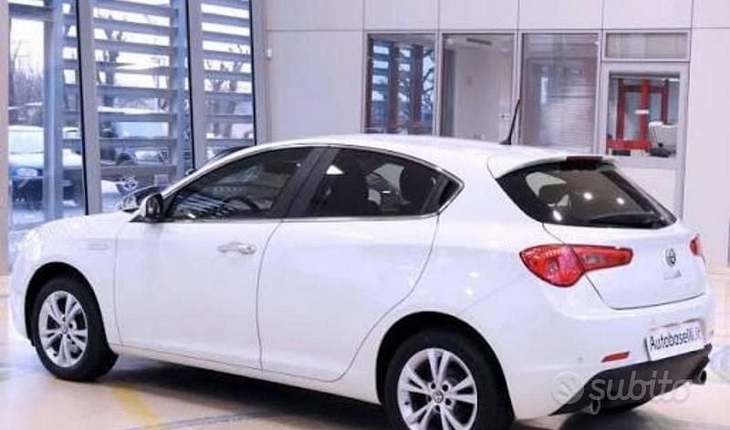 Bianco Usata 2011 Alfa Romeo Giulietta Tre volumi | 5700 € (Ottimo prezzo) - Immagine 1/4