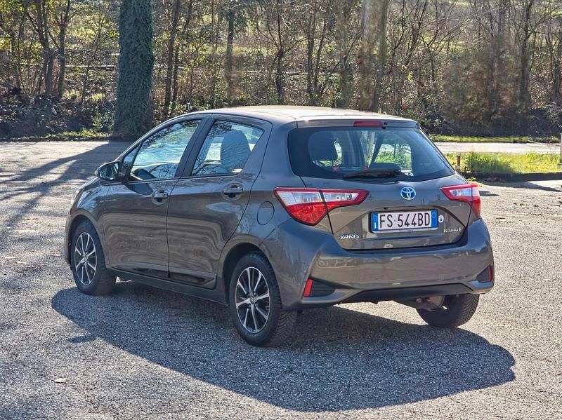 Usata Toyota Yaris Hybrid Business Edition 73 CV (53 kW) 2018 Marrone Berlina