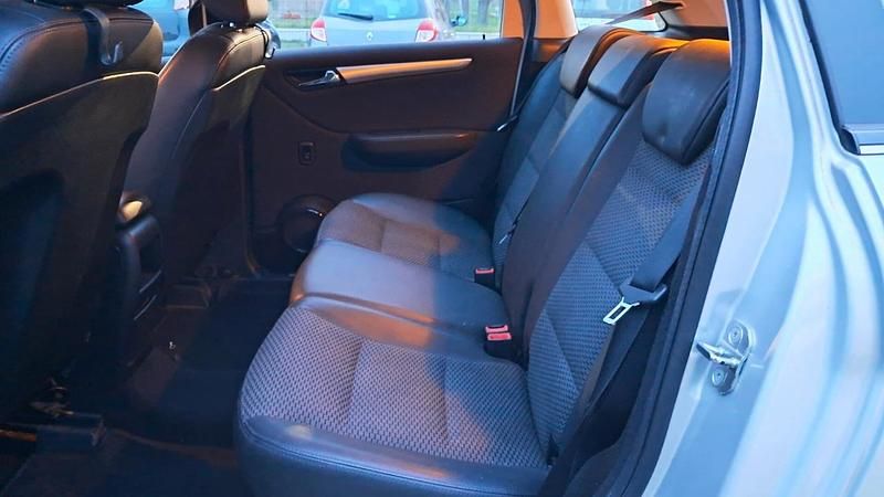 Usata Mercedes B180 Chrome 108 CV (79 kW) 2011 Argento Monovolume