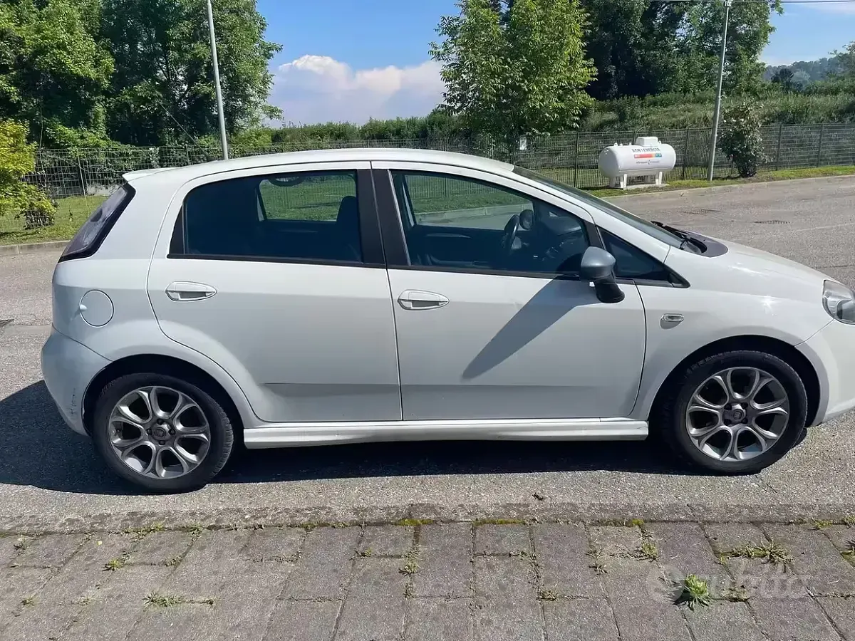 Usata Fiat Punto Sport 105 CV (77 kW) 2012 Bianco Utilitaria