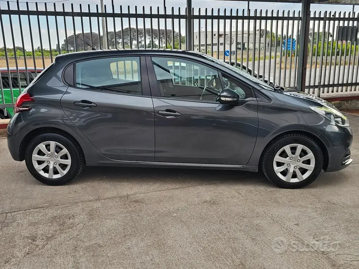 Usata Peugeot 208 Active 75 CV (55 kW) 2015 Grigio Utilitaria