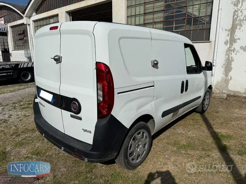 Usata Fiat Doblò 120 CV (88 kW) 2019 Bianco pastello Monovolume