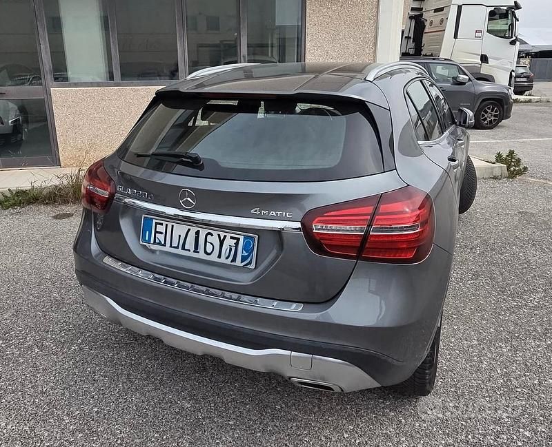 Usata Mercedes GLA220 130 CV (95 kW) 2017 Grigio SUV