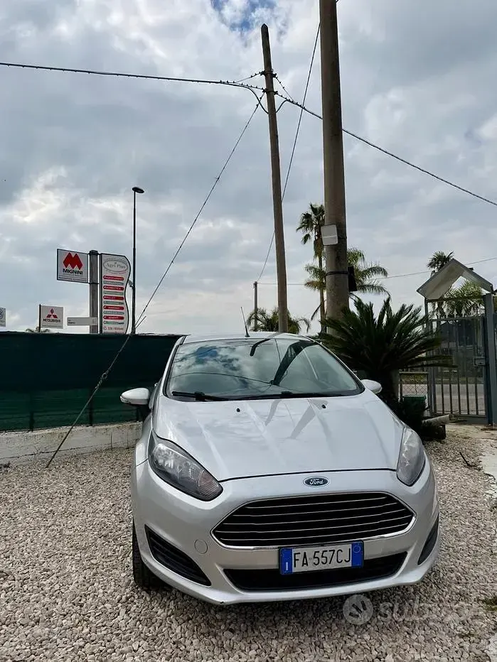 Usata Ford Fiesta 75 CV (55 kW) 2015 Grigio Utilitaria