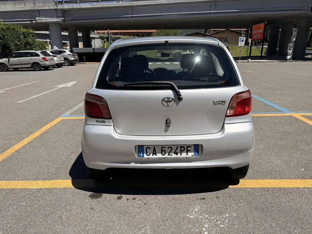 Usata Toyota Yaris Luna 86 CV (63 kW) 2002 Berlina