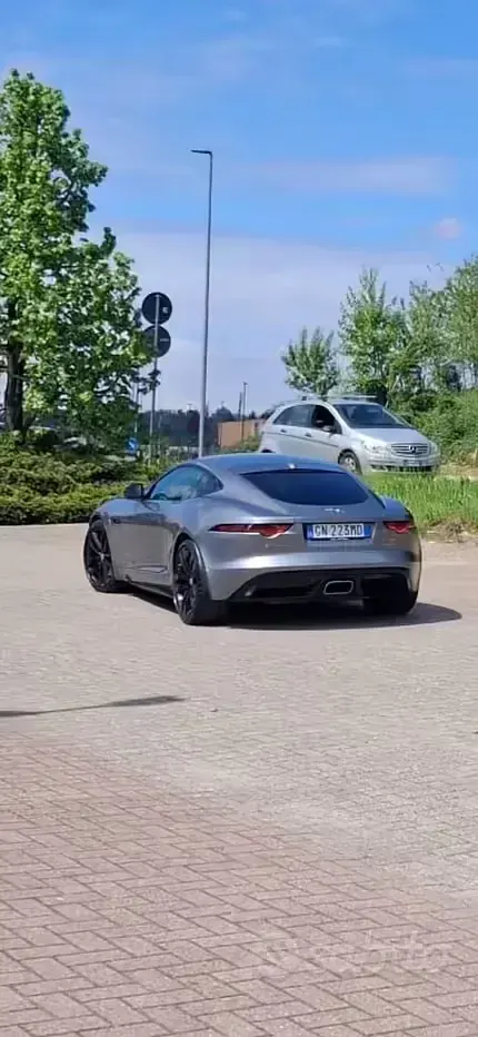 Usata Jaguar F-Type R-Dynamic 300 CV (220 kW) 2020 Grigio Coupé