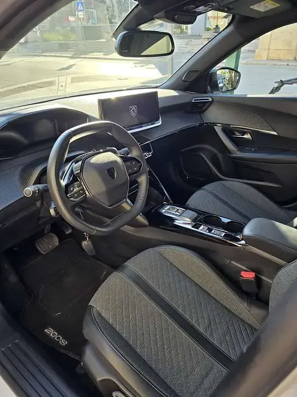 Usata Peugeot 2008 Allure 131 CV (96 kW) 2023 Bianco SUV