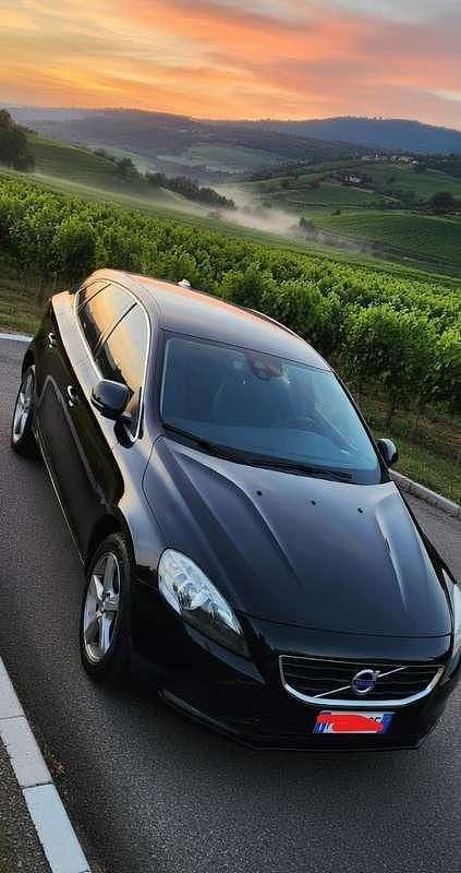 Usata Volvo V40 Momentum 120 CV (88 kW) 2016 Nero Berlina