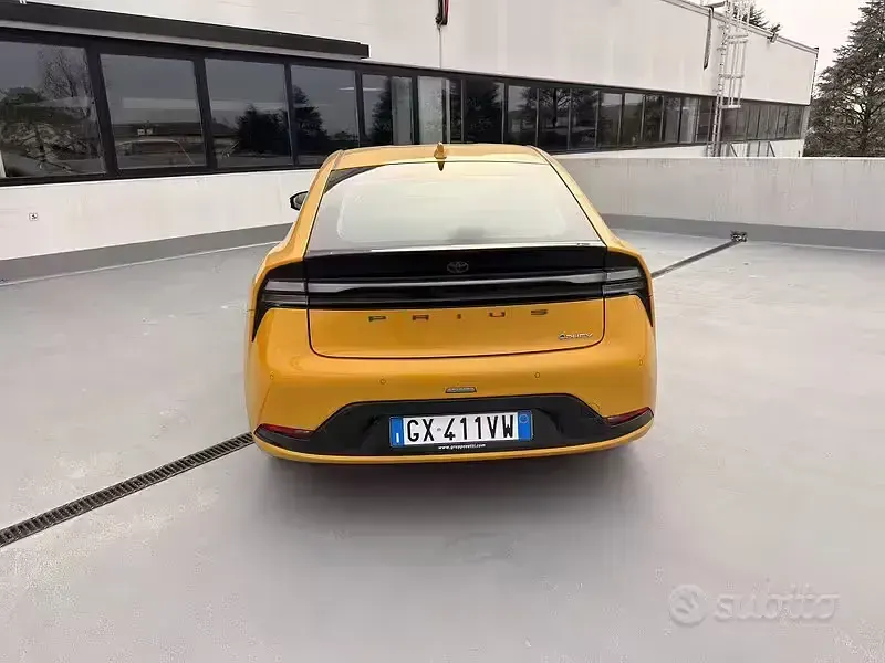 Usata Toyota Prius Lounge 151 CV (111 kW) 2025 Mustard Utilitaria