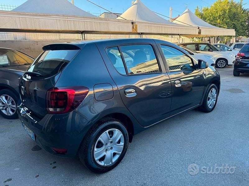 Usata Dacia Sandero Comfort 101 CV (74 kW) 2020 Grigio Berlina