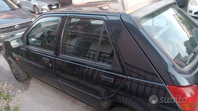 Usata Ford Fiesta 58 CV (42 kW) 1993 Blu Utilitaria