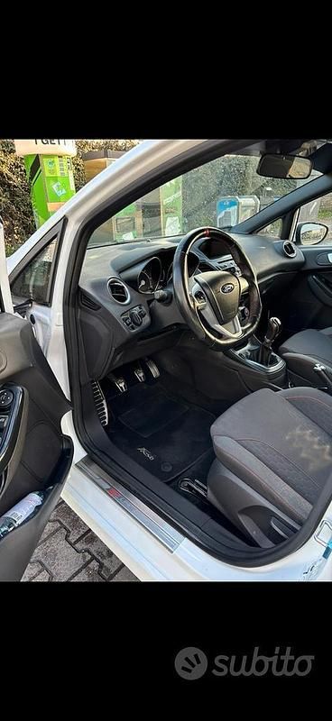 Usata Ford Fiesta ST-Line 75 CV (55 kW) 2017 Bianco Utilitaria