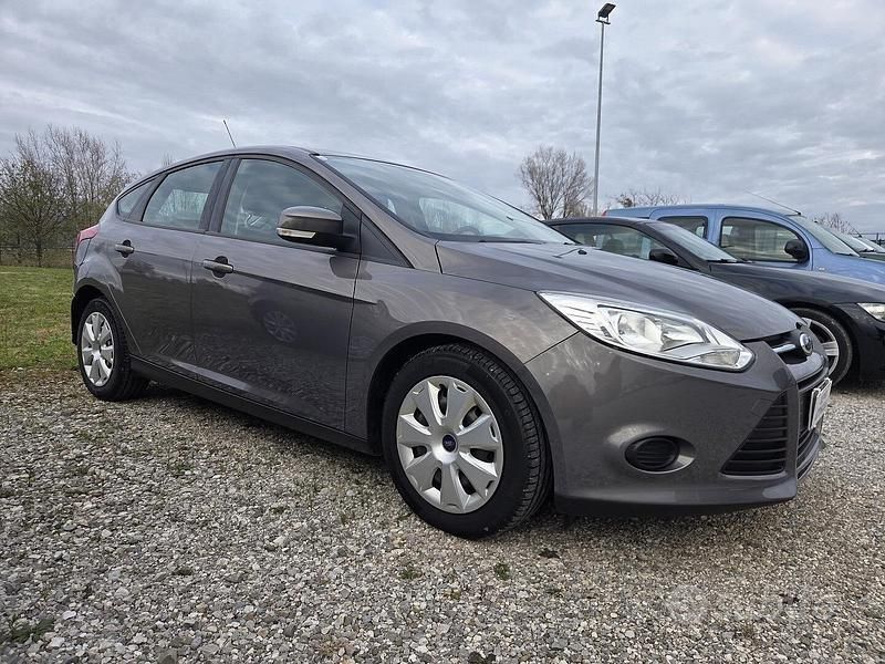 Grigio Usata 2011 Ford Focus Trend Tre volumi | 7500 € (Molto cara) - Immagine 1/4