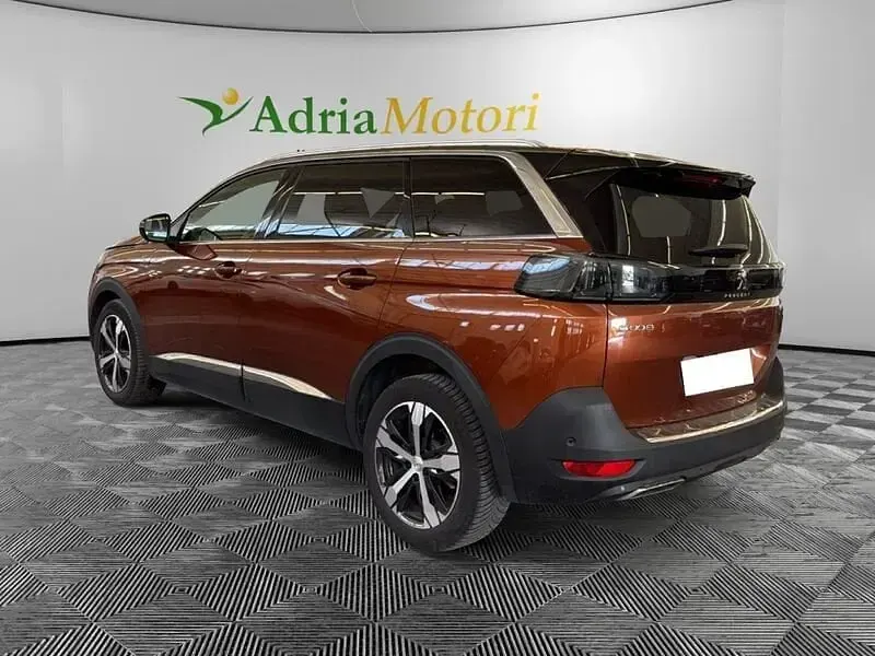 Usado Peugeot 5008 GT 177 CV (130 kW) 2022 Marrón SUV