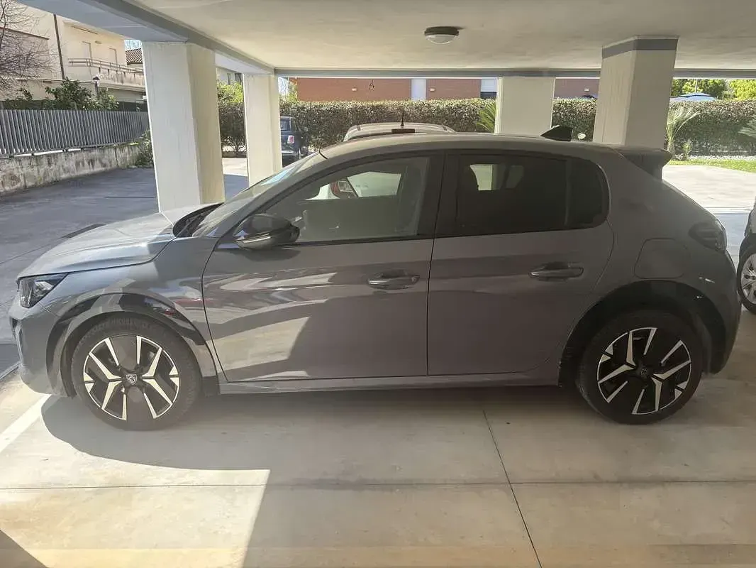 Usata Peugeot 208 GT 131 CV (96 kW) 2025 Argento Utilitaria