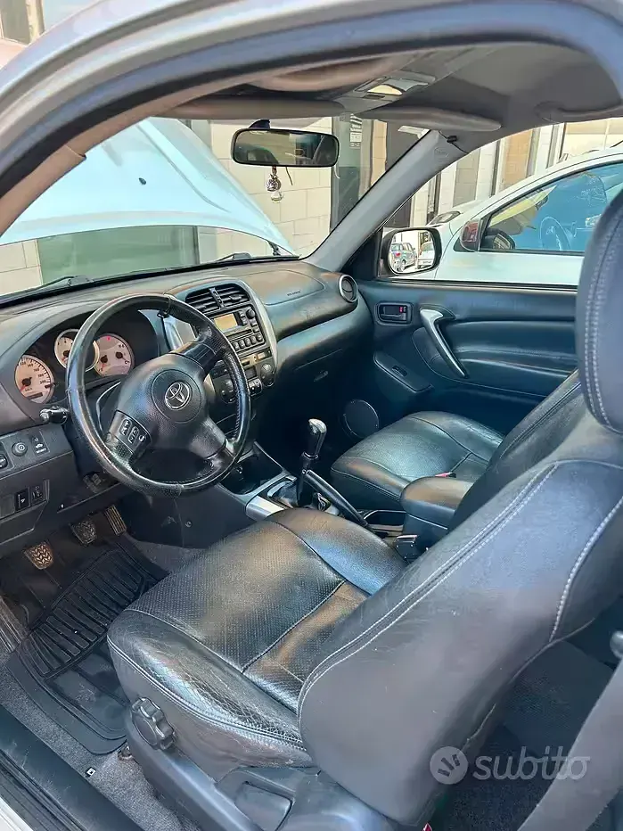 Usata Toyota RAV4 116 CV (85 kW) 2005 Grigio SUV