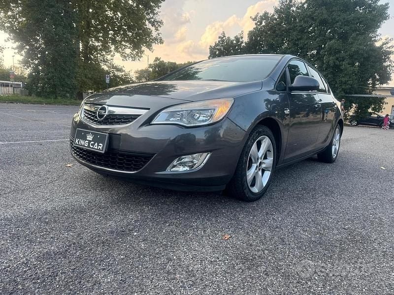 Usata Opel Astra Cosmo 100 CV (73 kW) 2010 Grigio Berlina